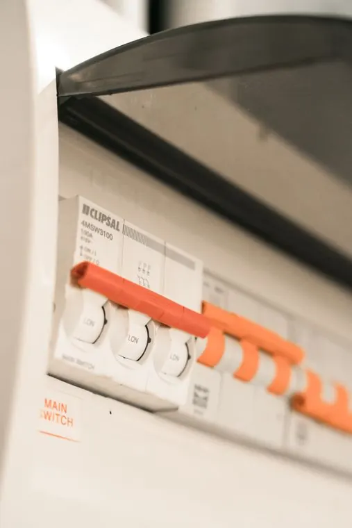 Electrical circuit breakers in a distribution board
